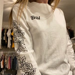 Vans Long Sleeve Top with Rose Detail 🖤